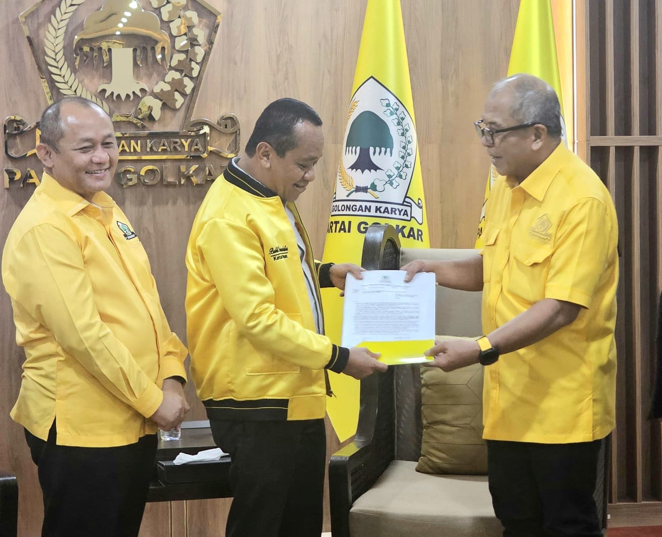 IAS Terima Langsung Surat Diskresi dari Ketum Golkar Bahlil Lahadalia