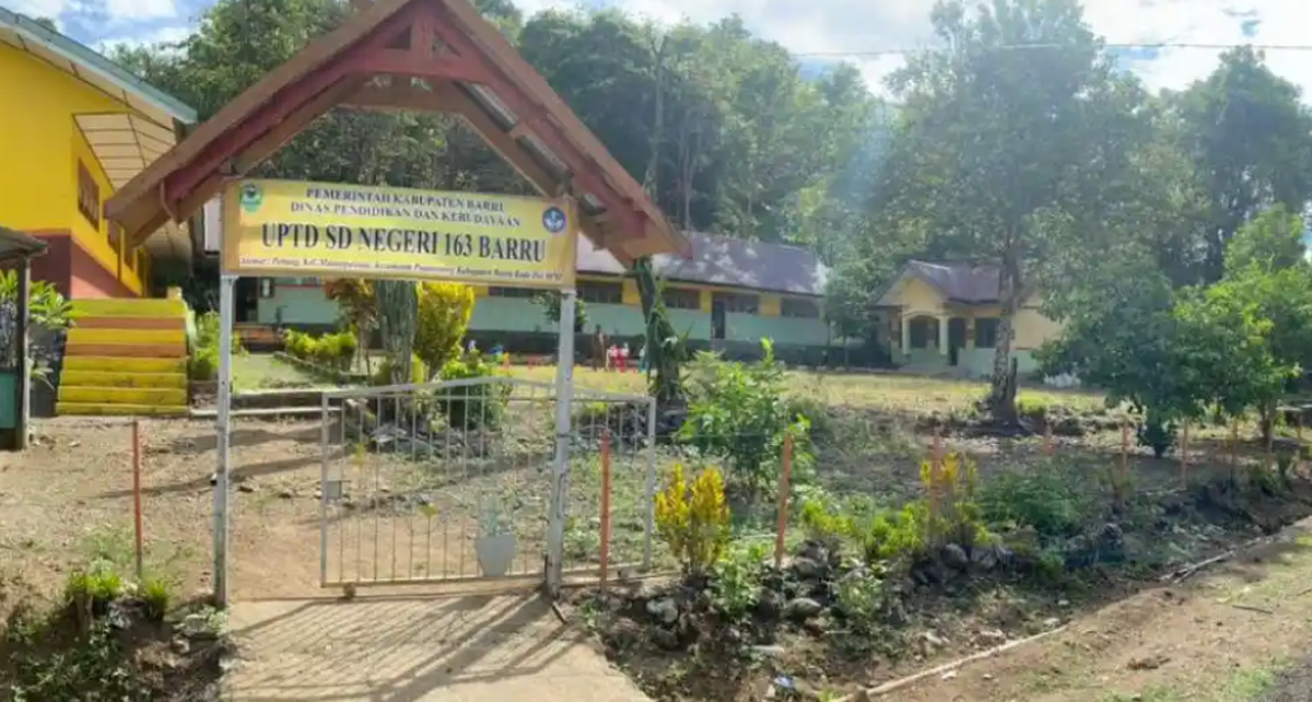 Cuma 3 Murid Baru, Dedikasi Guru SDN 163 Barru Bikin Haru!