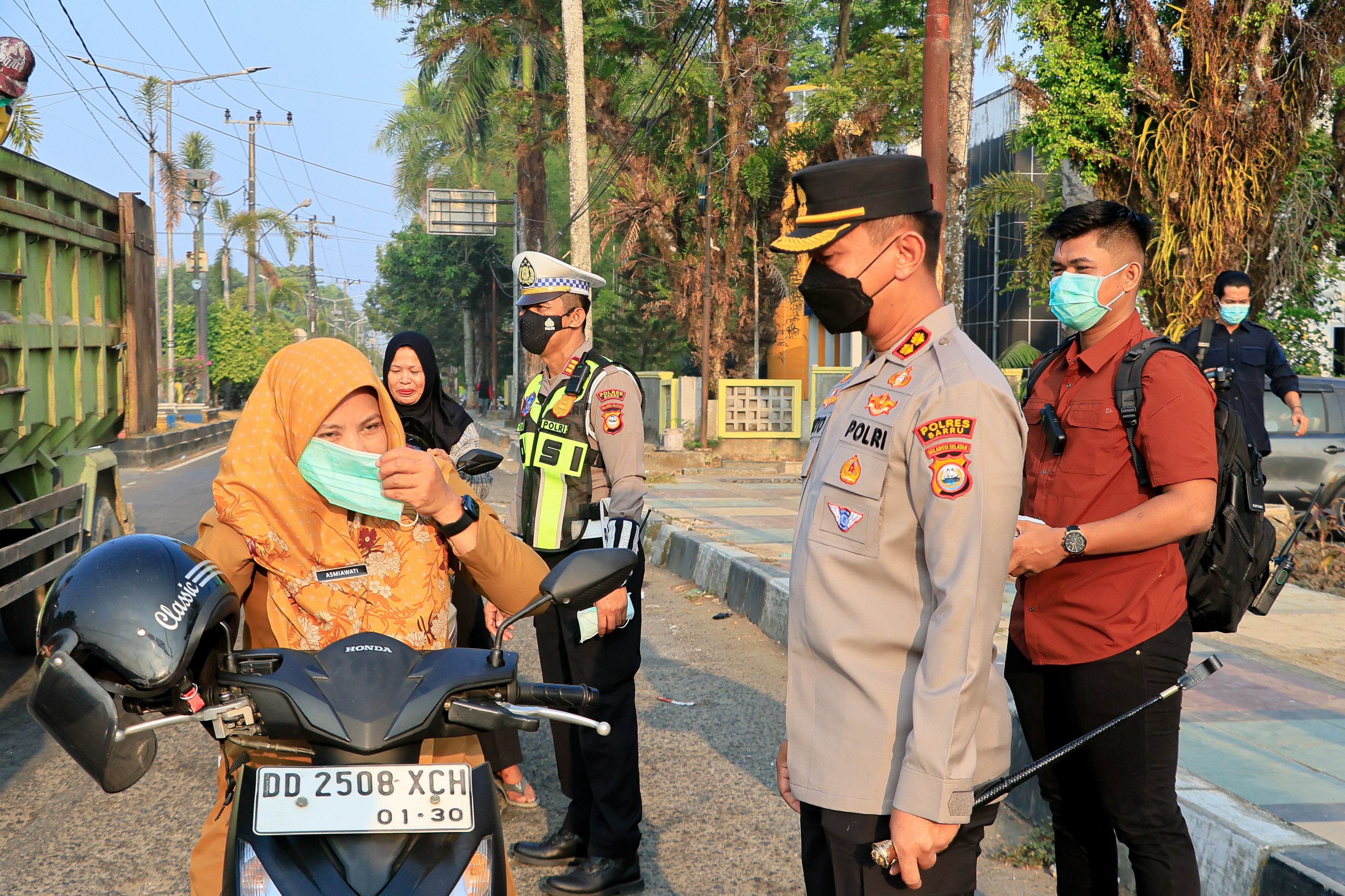 Gaya Kepemimpinan Humanis, Kapolres Barru Sapa Pengendara Sambil Bagi Masker