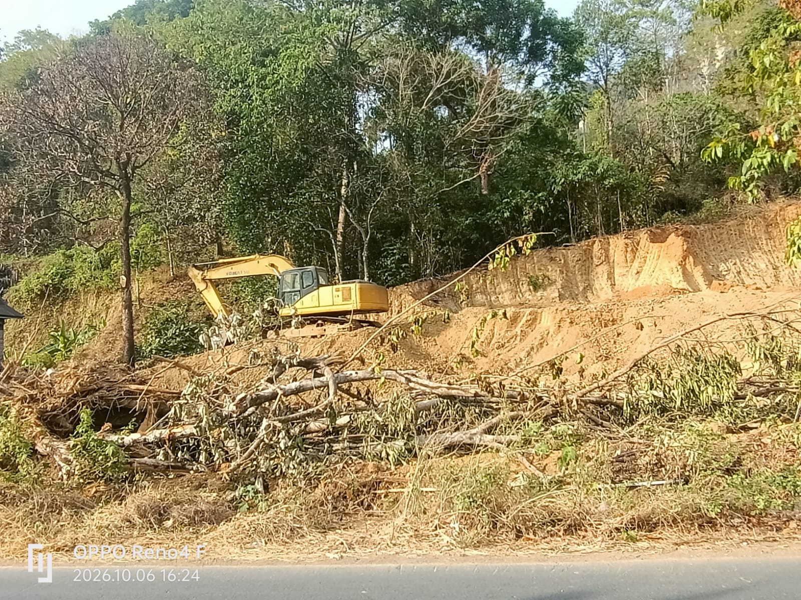 Bukit di Poros Barru–Soppeng Dikeruk Alat Berat, Legalitasnya Dipertanyakan