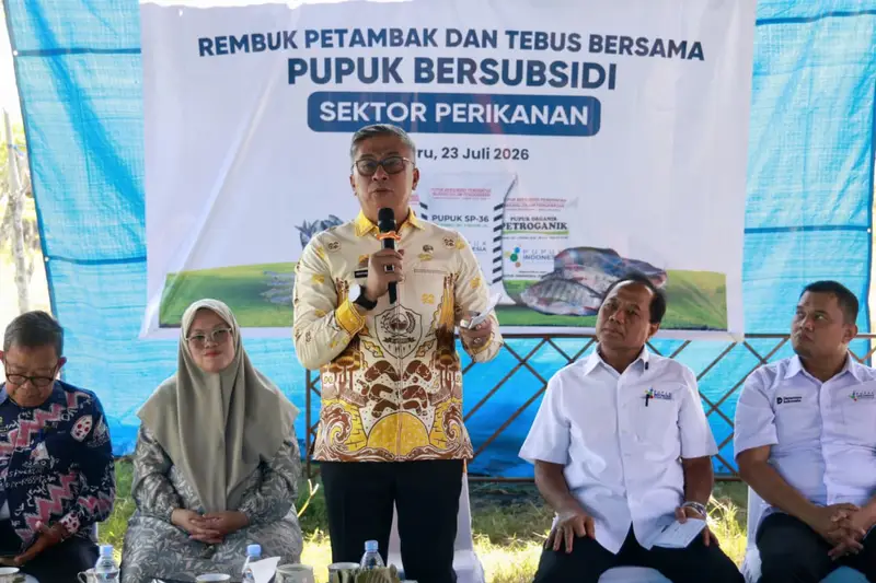 Dongkrak Hasil Panen, Petambak di Barru Dapat Akses Pupuk Bersubsidi