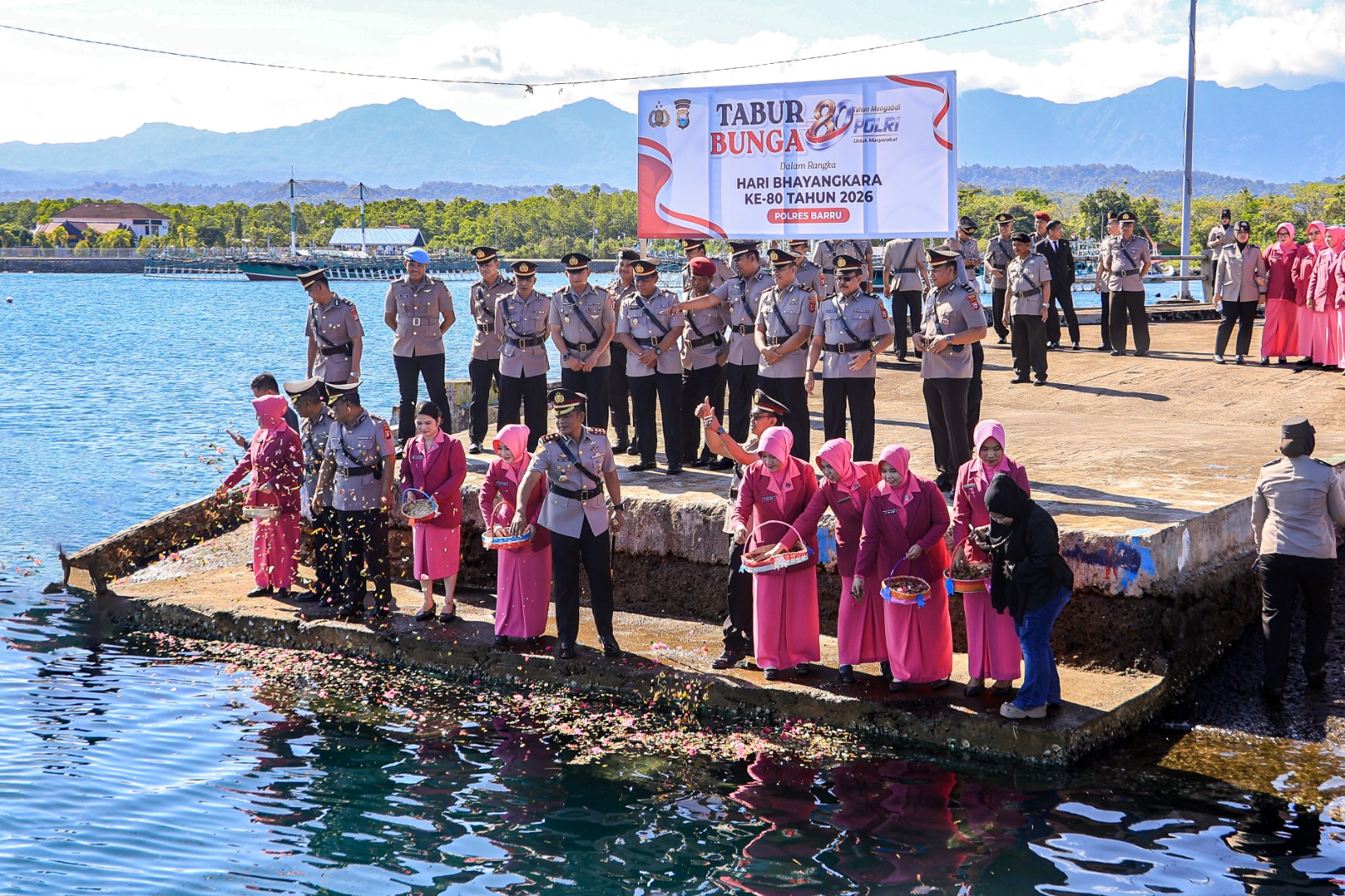 Polres Barru Ziarah Makam Pahlawan dan Tabur Bunga di Pelabuhan Garongkong