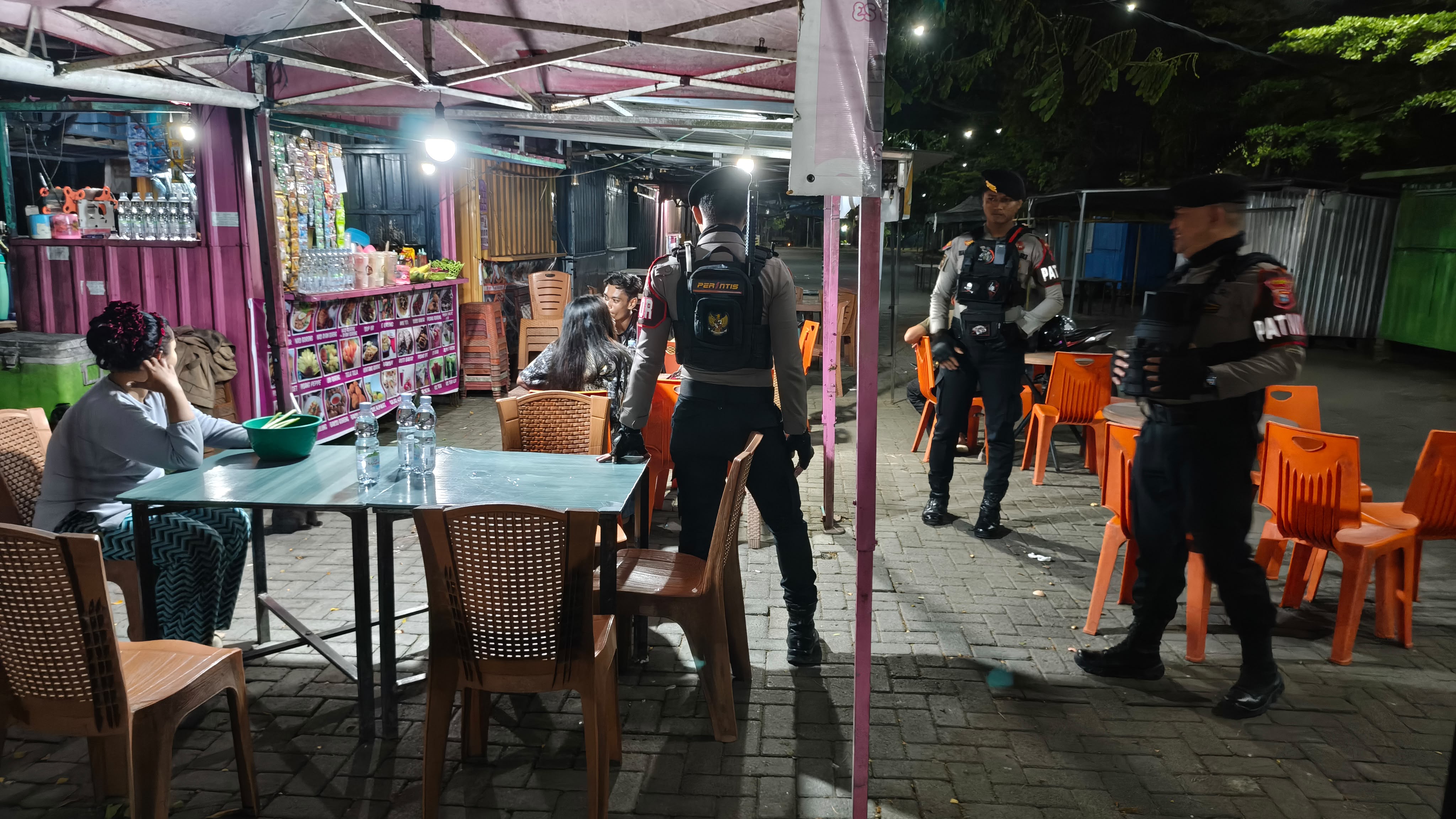 Patroli Presisi Polres Barru Sapa Warga dan Pastikan Malam di Barru Aman