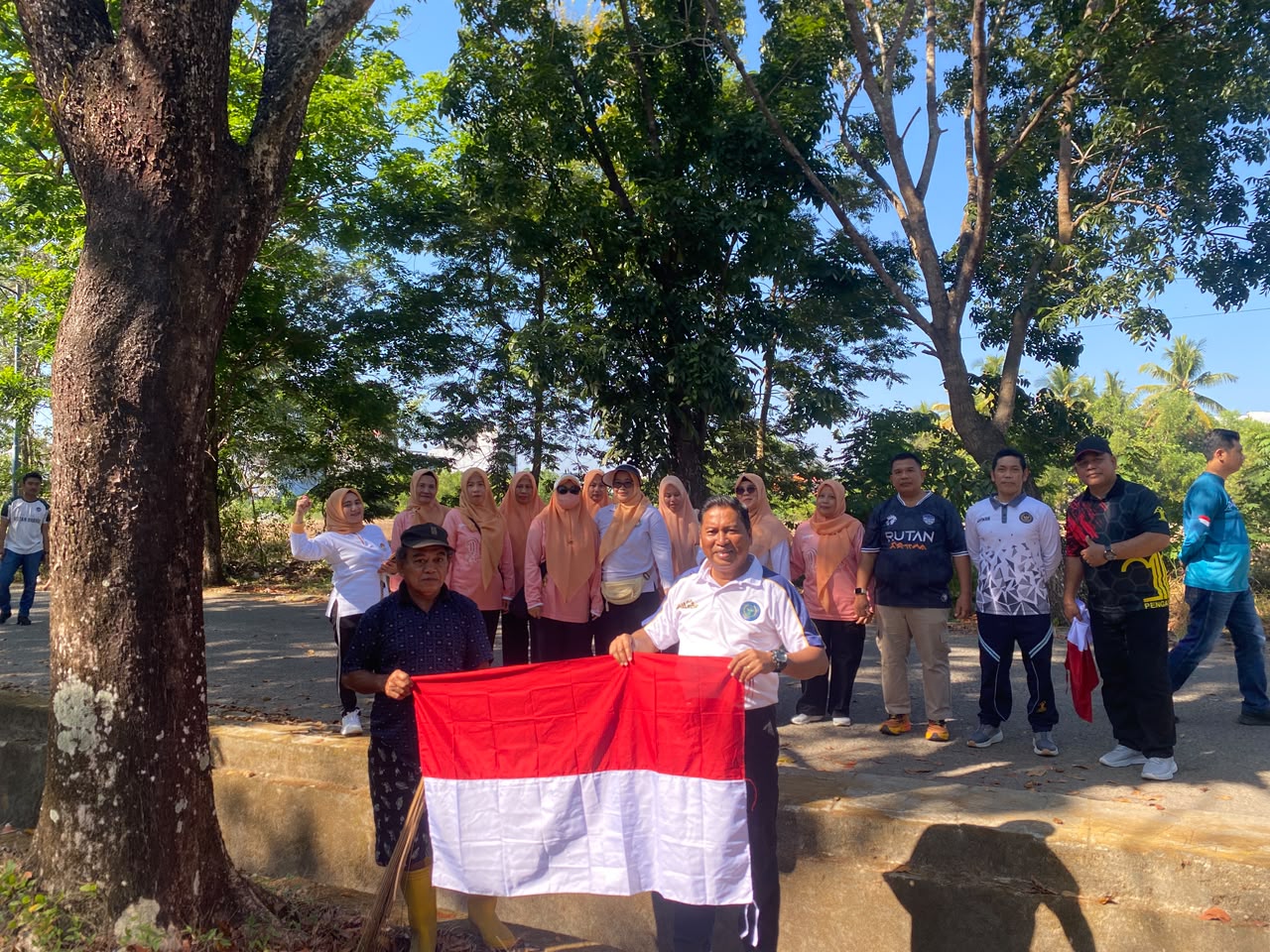 ​Semarak HUT ke-81 RI, Rutan Barru Bagikan Merah Putih ke Warga