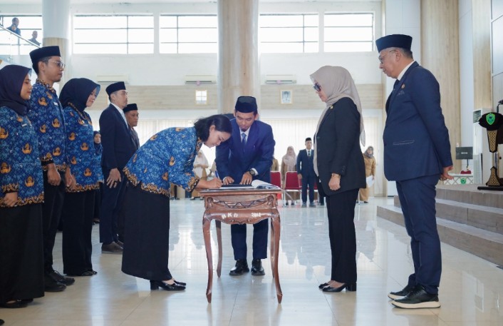 Bupati Barru Ambil Sumpah 154 PNS dan Serahkan SK Pensiun