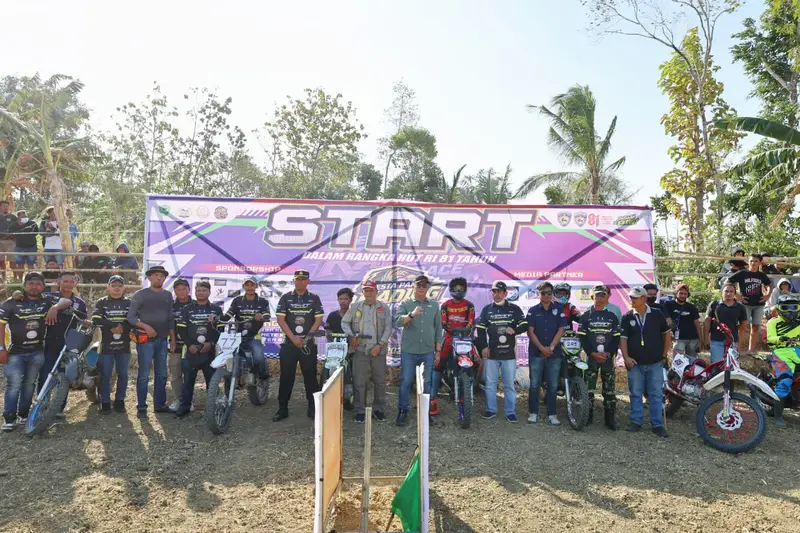 Wabup Abustan Nostalgia Masa Remaja Saat Buka Balap Taxi Gabah di Barru