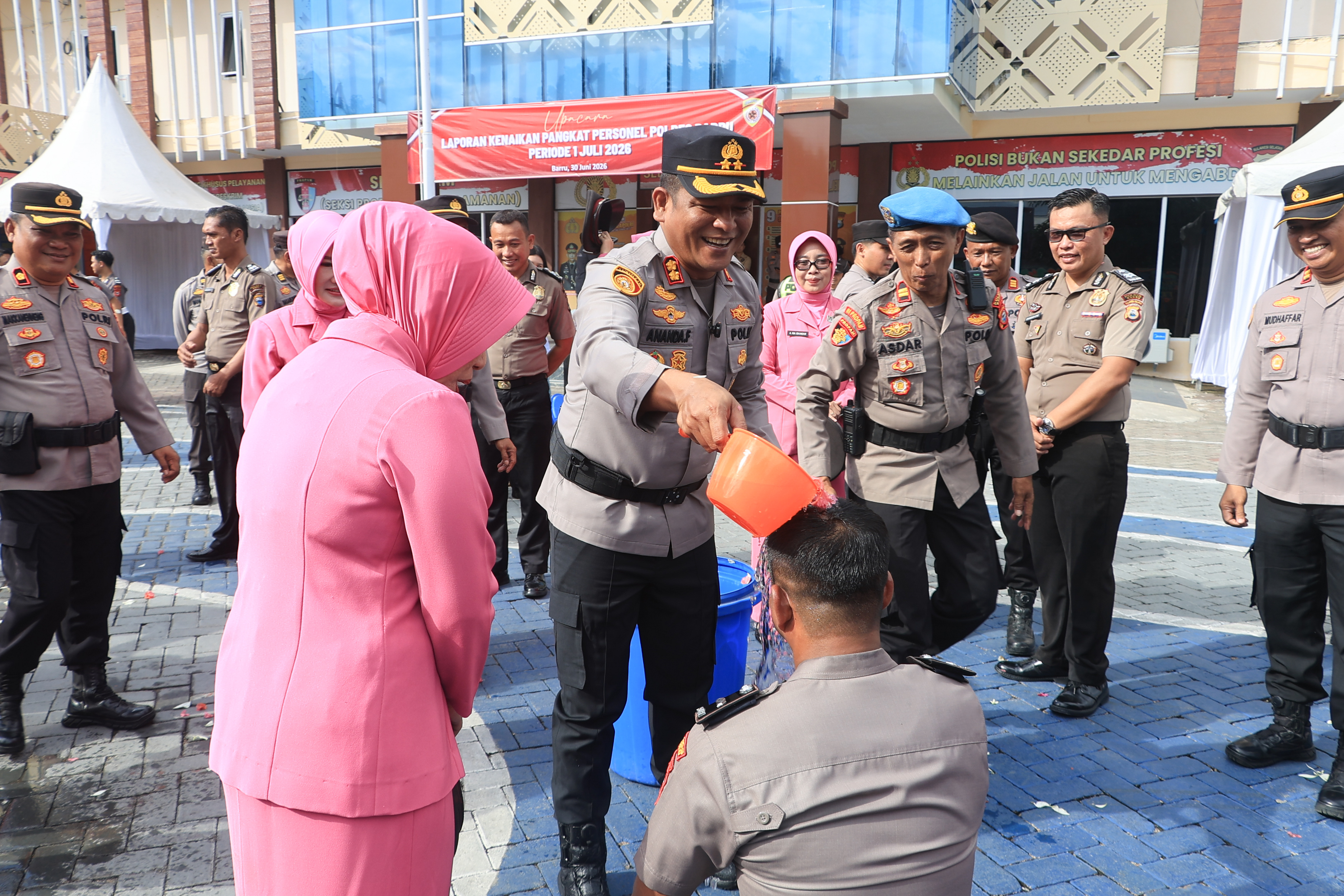 Kado Hari Bhayangkara, 27 Personel Polres Barru Terima Pangkat Baru