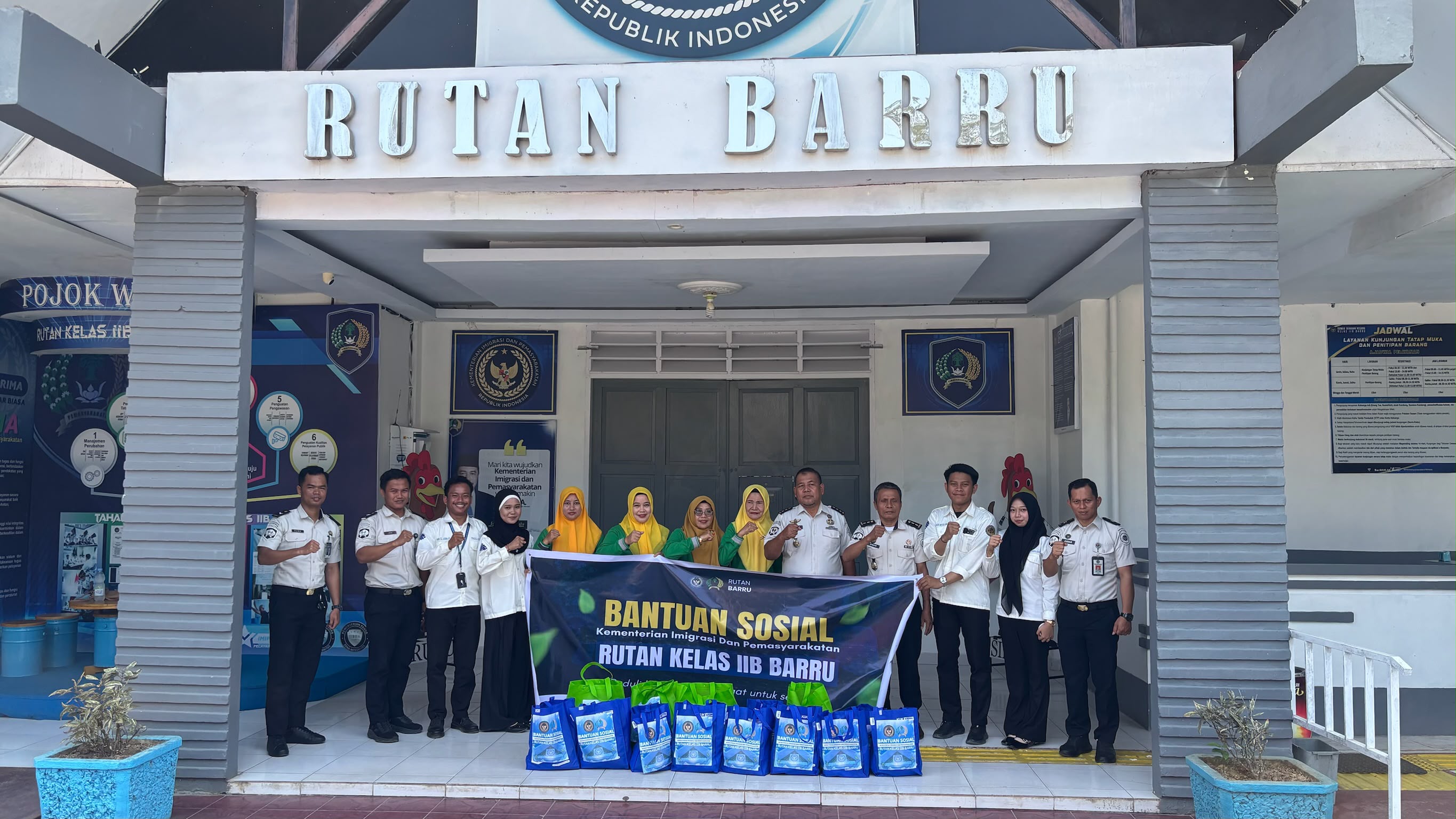 Rutan Barru Turun Tangan, Warga Kurang Mampu Terima Bantuan