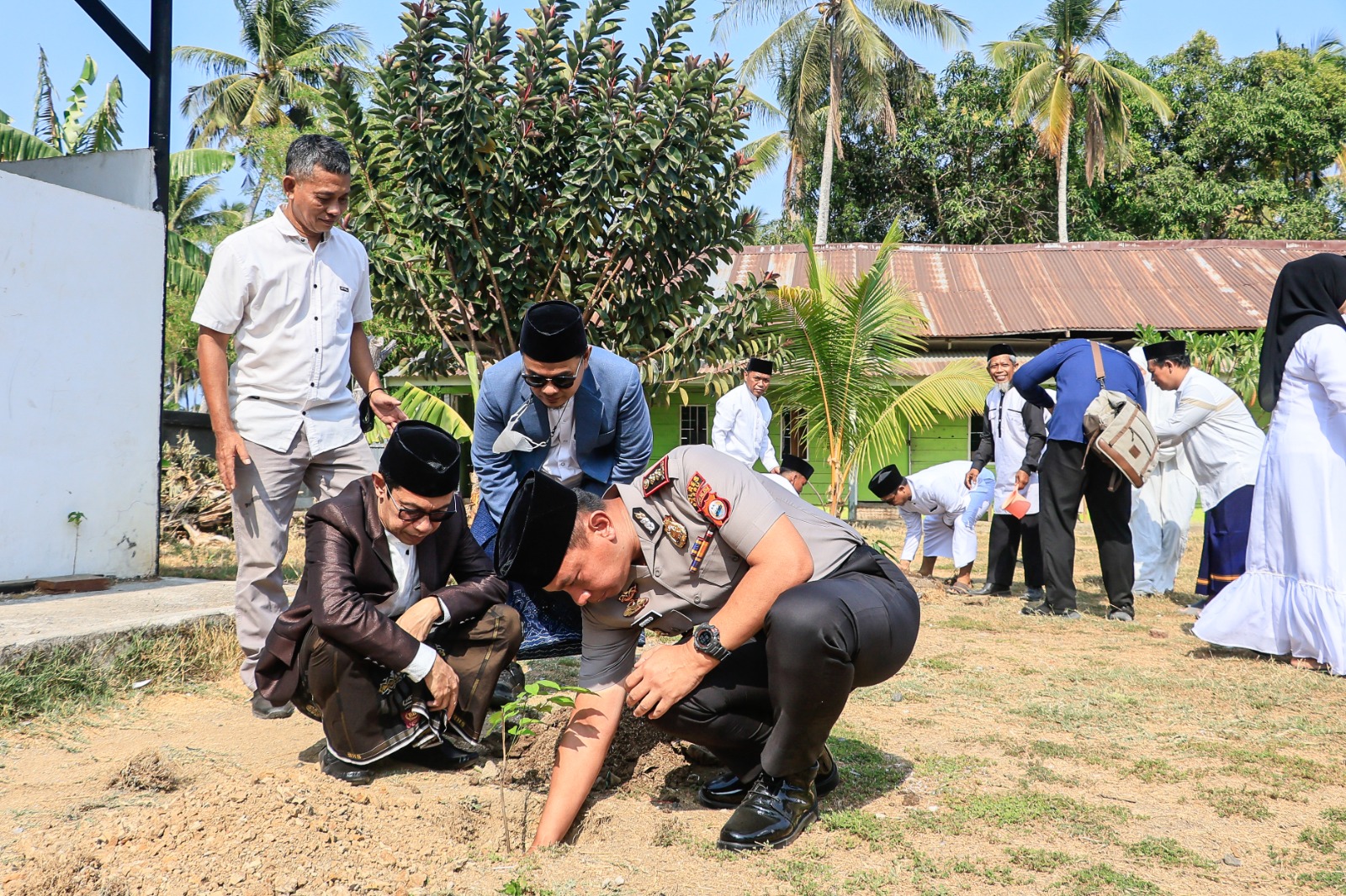 Perkuat Sinergi, Kapolres Barru Ikut Aksi Hijau di Pesantren DDI Takkalasi