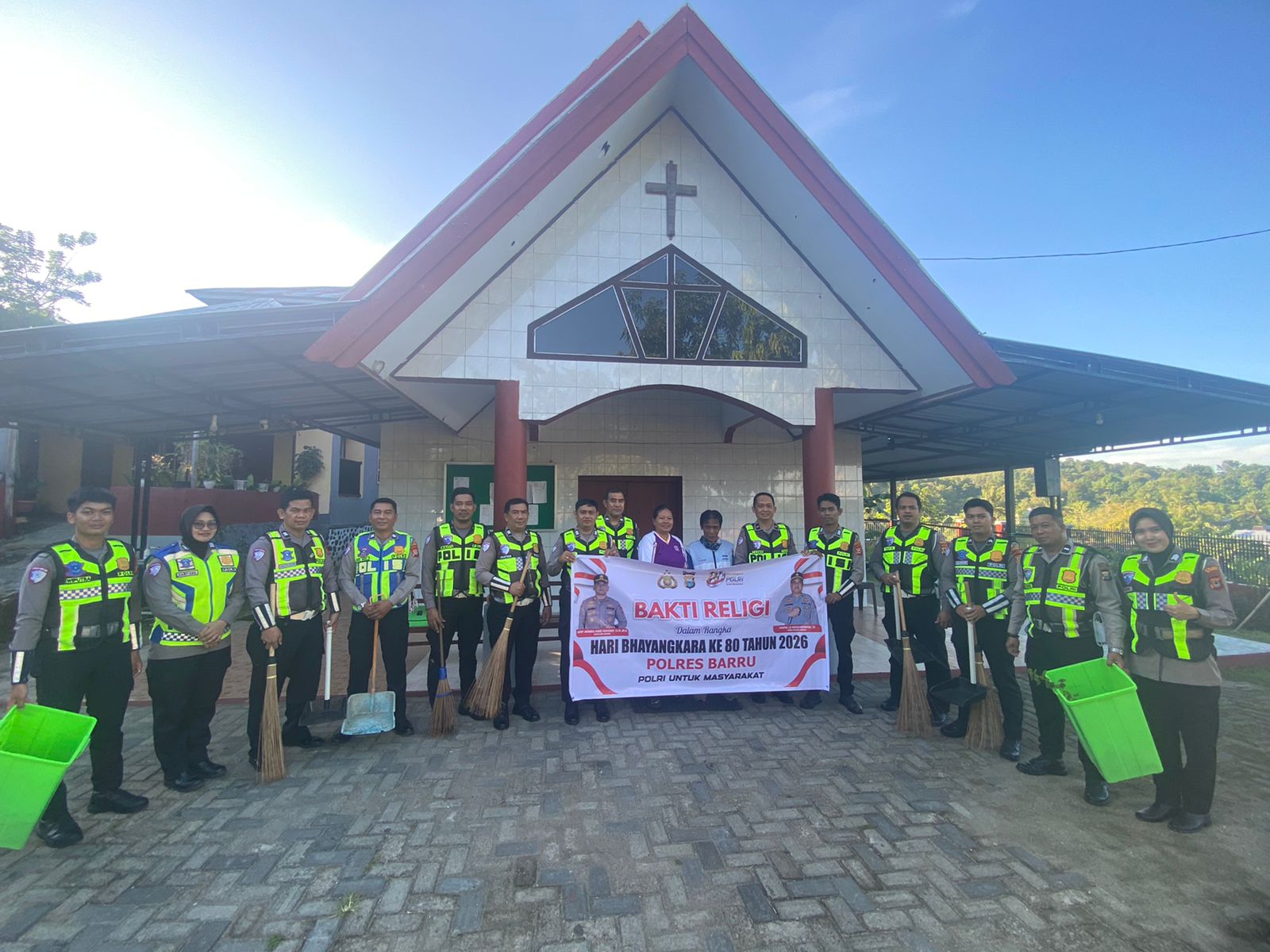 Sentuhan Simpatik Satlantas Polres Barru: Bersihkan Masjid dan Gereja Jelang Hari Bhayangkara
