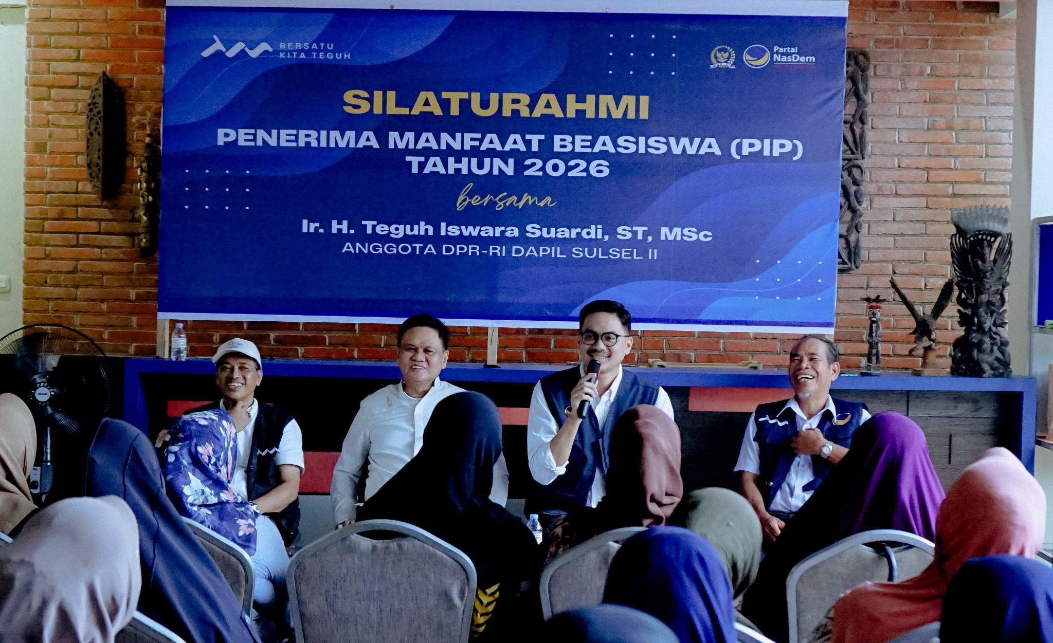 Temui Warga Barru, Anggota DPR RI Teguh Iswara Suardi Bagikan 73 Beasiswa PIP