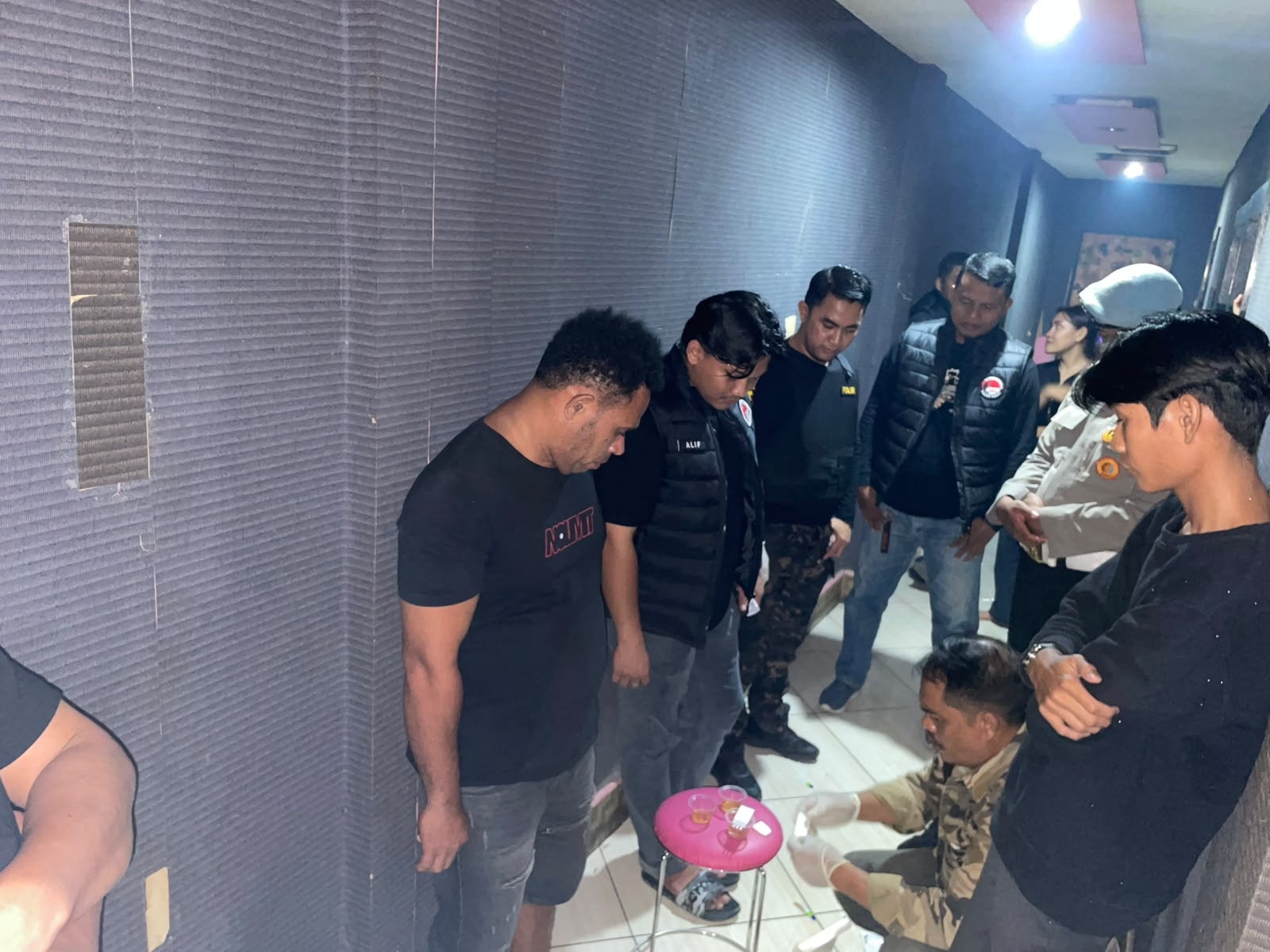 
Razia Mendadak di Barru: Polisi Sisir Jhyhan Karaoke dan Tes Urine Pengunjung