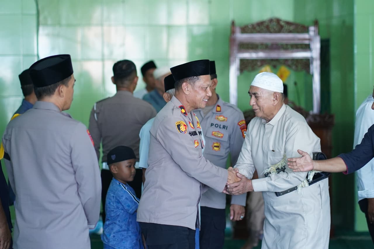 Jumat Keliling di Takkalasi, Wakapolres Barru Ingatkan Bahaya Narkoba hingga Keselamatan Berkendara