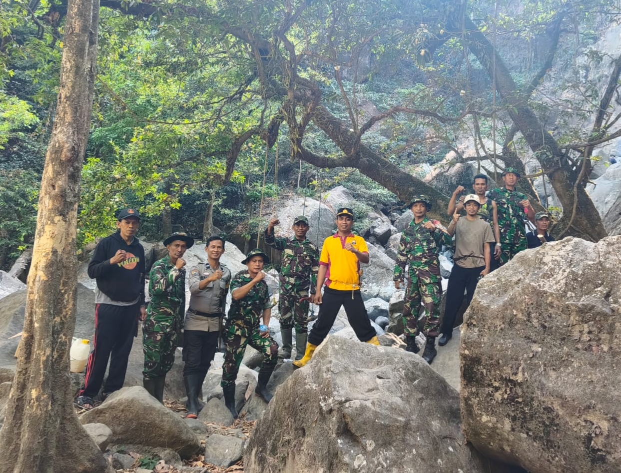 Kapolsek Balusu Bersama TNI dan Warga Kerja Bakti Bersihkan Objek Wisata Tompomagelli