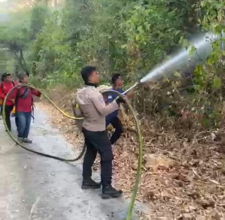 Cegah Api Meluas, Kapolsek Tanete Riaja Pimpin Pengamanan Lahan Terbakar