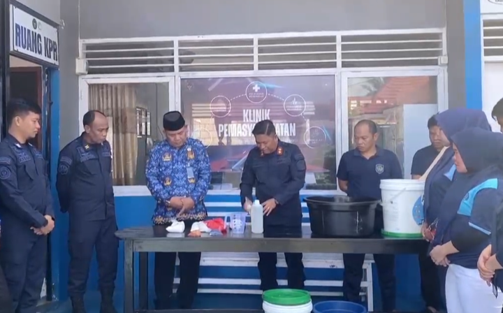
Intip Kesibukan Warga Binaan Rutan Barru: Bikin Sabun hingga Paving Block!
