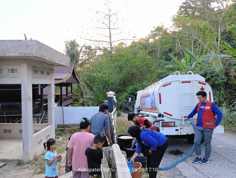 Gerak Cepat Hadapi Kekeringan, PERUMDA Tirta Wae Sai Bersama PMI Barru Salurkan Air Bersih untuk Warga
