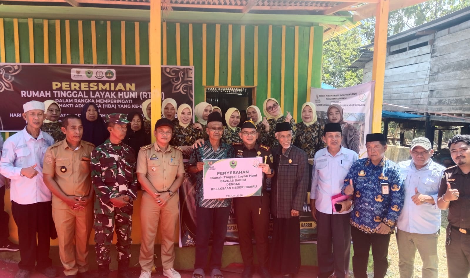 Peringati HBA ke-66, Kejari Barru-Baznas Serahkan Rumah Layak Huni