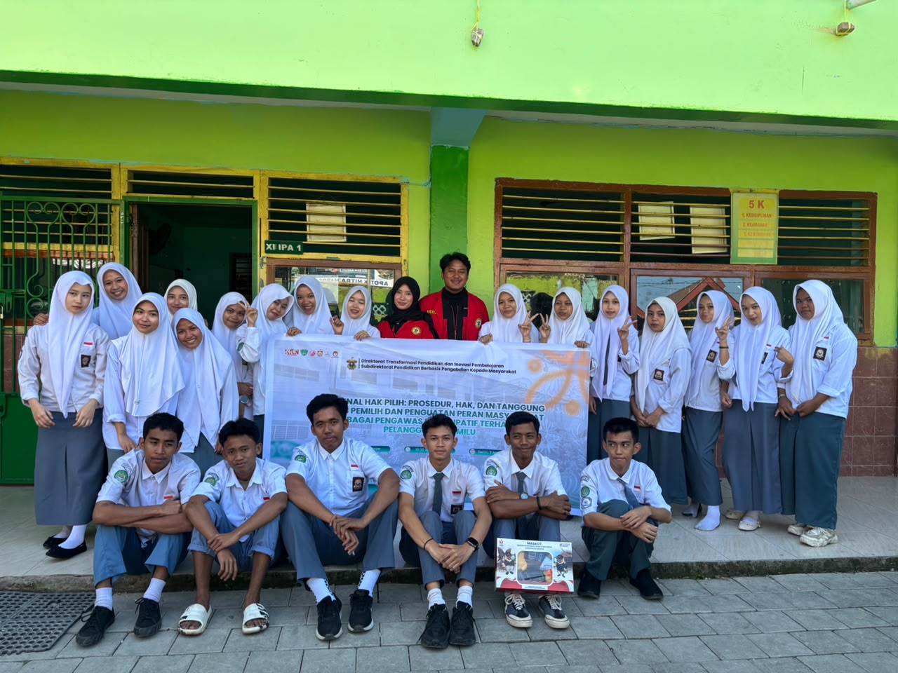 Inisiasi Edukasi Demokrasi : Mahasiswa Ilmu Politik Unhas Gelar Sosialisasi Hak Pilih di SMA/MA DDI Maros Bersama KPU dan Bawaslu Maros