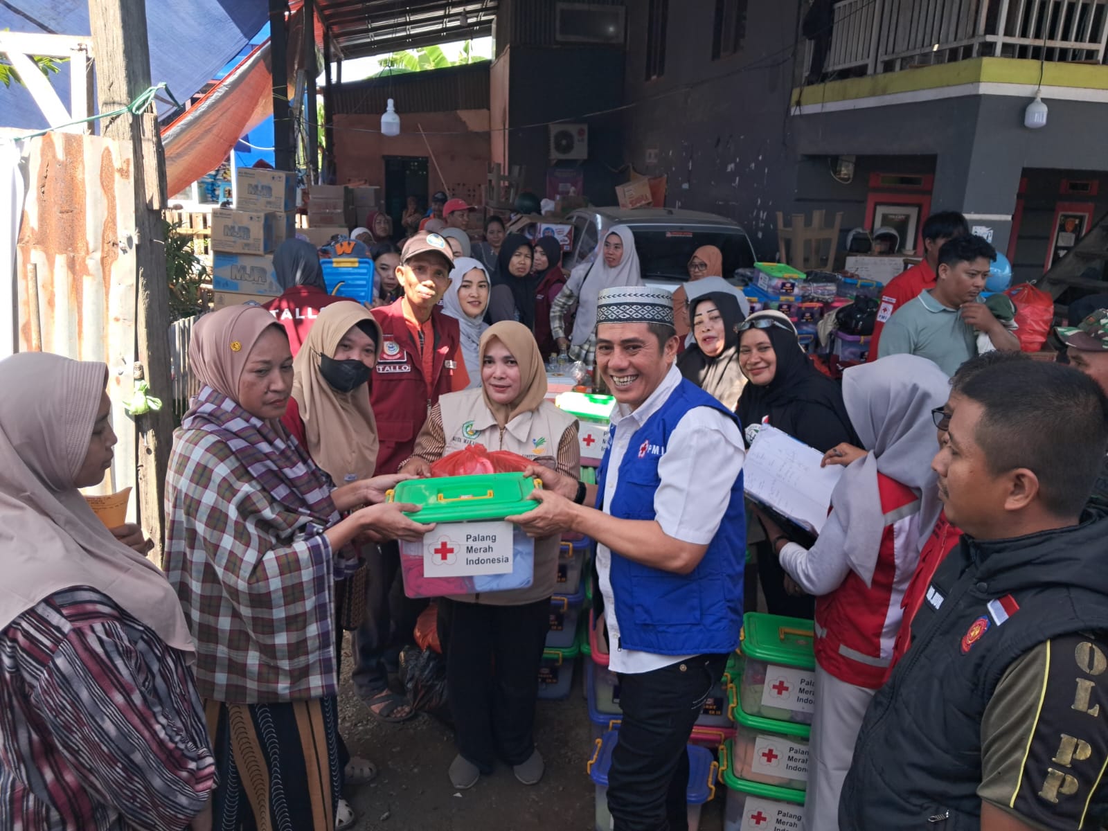 Respon Cepat Kebakaran Tallo, PMI Makassar Salurkan 100 Paket Bantuan Kemanusiaan untuk Ratusan Korban