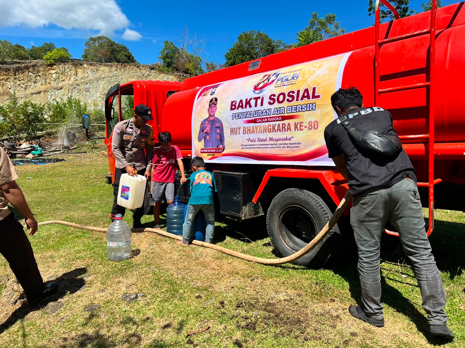 Atasi Kekeringan, Polres Barru Pasok Air Bersih untuk Warga Kamara