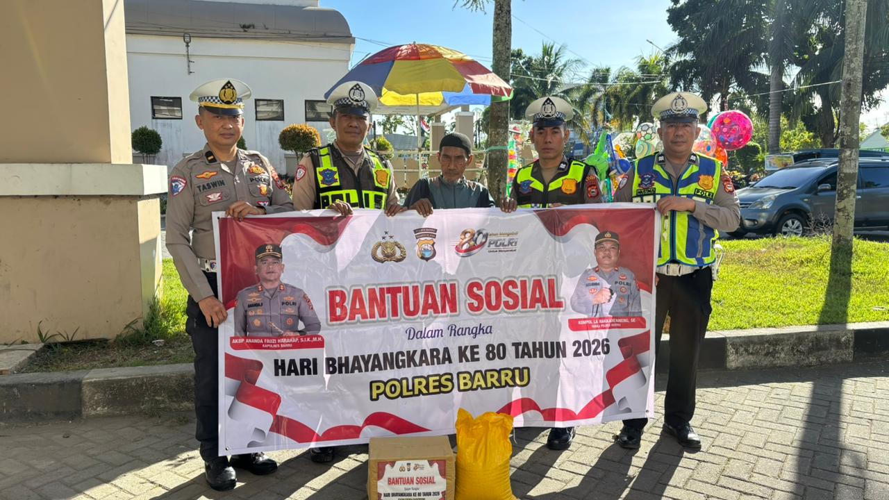 Sambut Hari Bhayangkara ke-80, Satlantas Polres Barru Bagi Sembako ke Warga