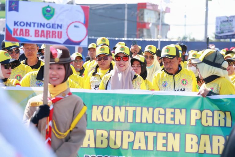 Pimpin Langsung Defile Porsenijar PGRI 2026, Bupati Andi Ina Bakar Semangat Ratusan Guru Barru