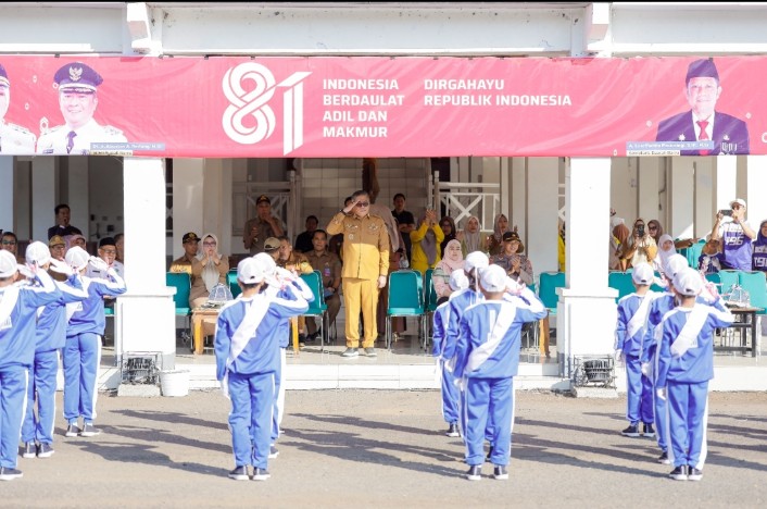 Wabup Abustan Puji Semangat Juang Pelajar Barru dalam Lomba Gerak Jalan Kemerdekaan
