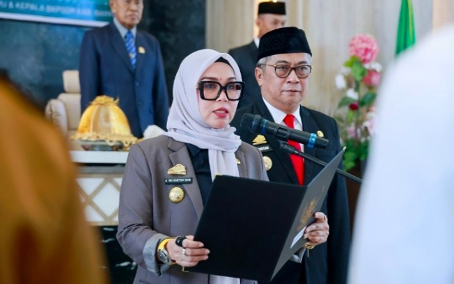 Lantik Lurah dan Pejabat Fungsional, Bupati Barru: Jangan Ciptakan Jarak dengan Warga