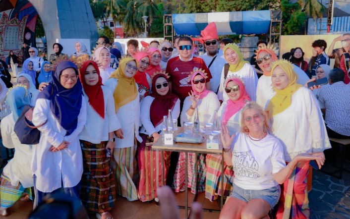 Tampil All-Out, Andi Ina Goyang Panggung 'Attayang Sunset' Bersama Paduan Suara Harmoni 93