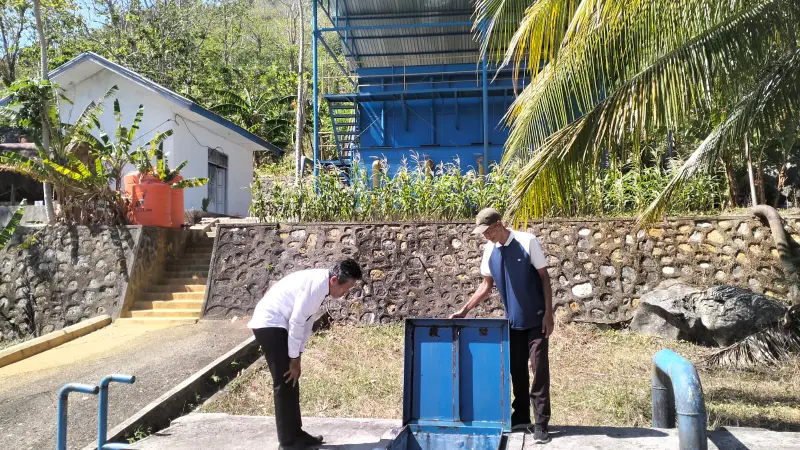 Tak Cuma Tunggu Laporan, Direktur PERUMDAM Tirta Waesai Turun ke Rumah Pelanggan