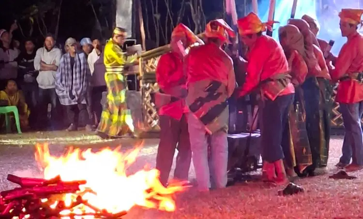 Buka Festival Padenda–Sere Api, Wabup Barru Ajak Warga Rawat Warisan Leluhur
