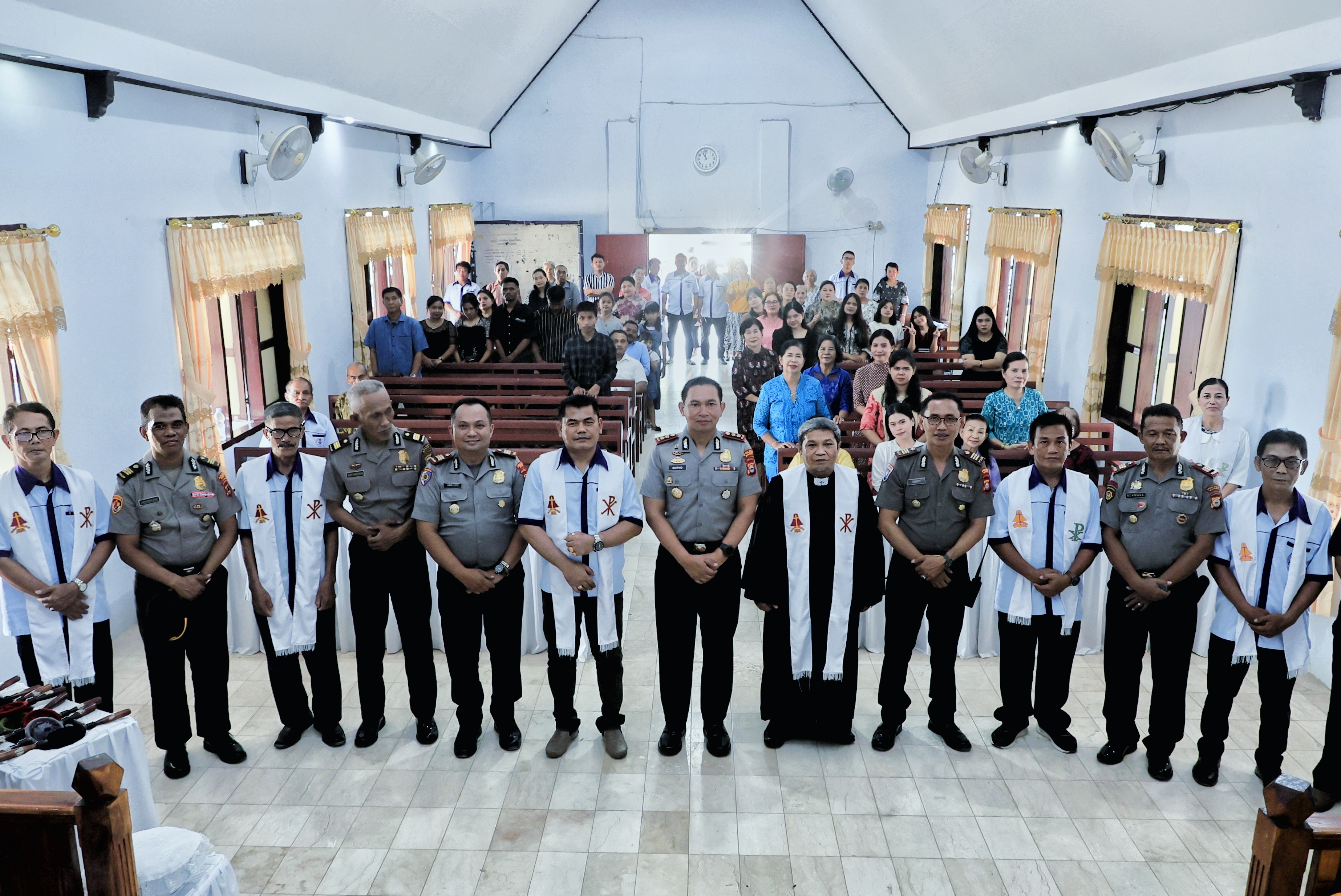 Cair dan Penuh Kehangatan, Begini Momen Kapolres Barru Gelar Minggu Kasih di Gereja Toraja